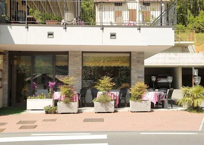Отель Ristorante Vittoria Сан-Феделе-Интельви