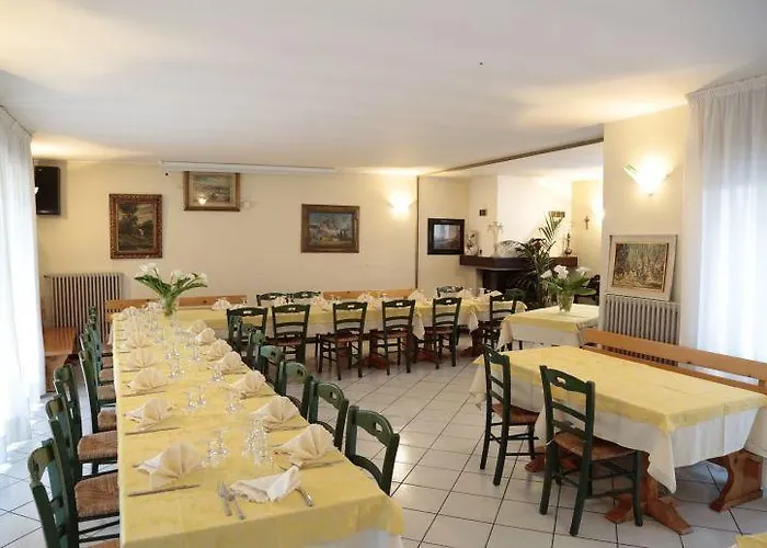 Отель Ristorante Vittoria Сан-Феделе-Интельви